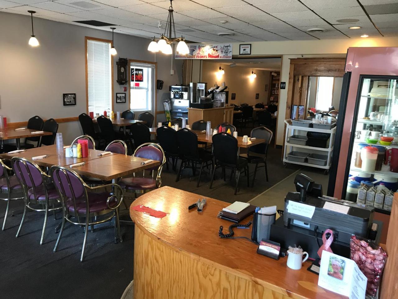 The Home Hotel Boissevain Extérieur photo