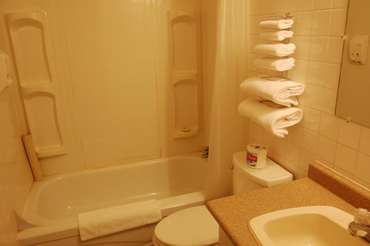 The Home Hotel Boissevain Extérieur photo