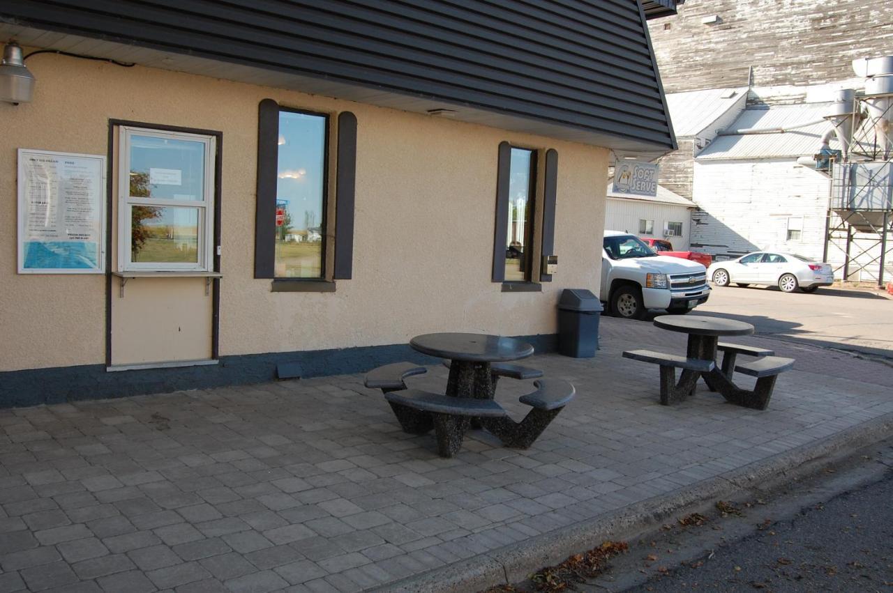 The Home Hotel Boissevain Extérieur photo